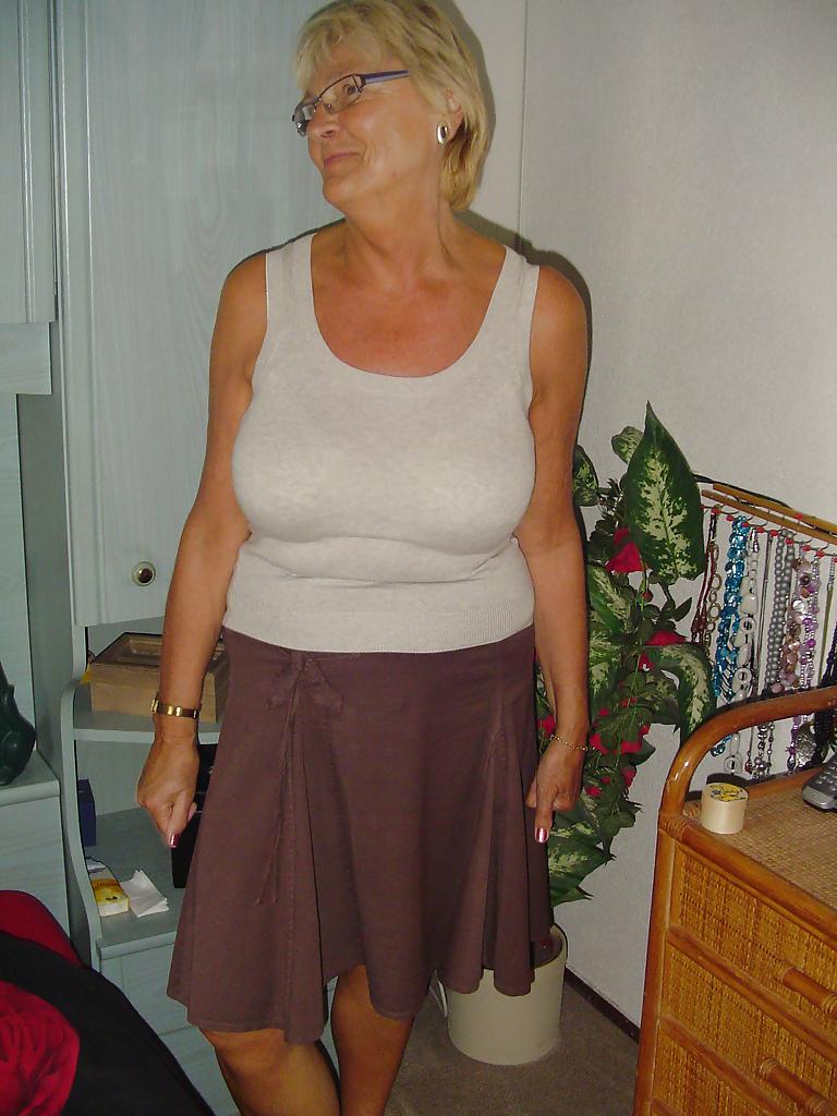 25P Dutch granny amateur (65 years old)