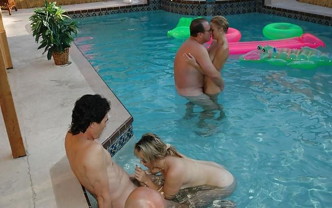 15P Amateur Group Sex At Pool