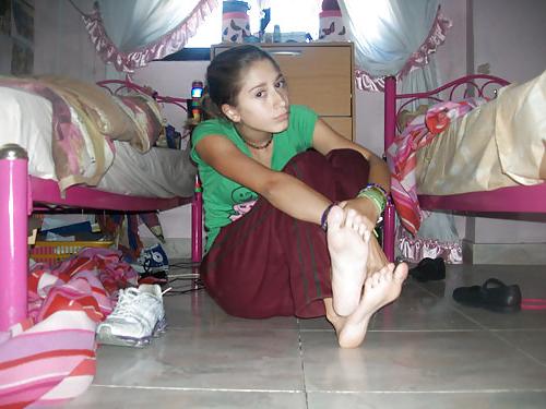 25P Amateur Candid Teen Feet 2