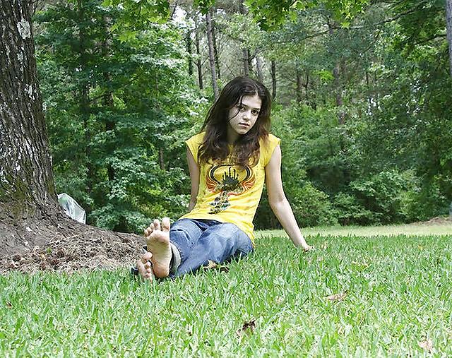 25P Amateur Candid Teen Feet 2