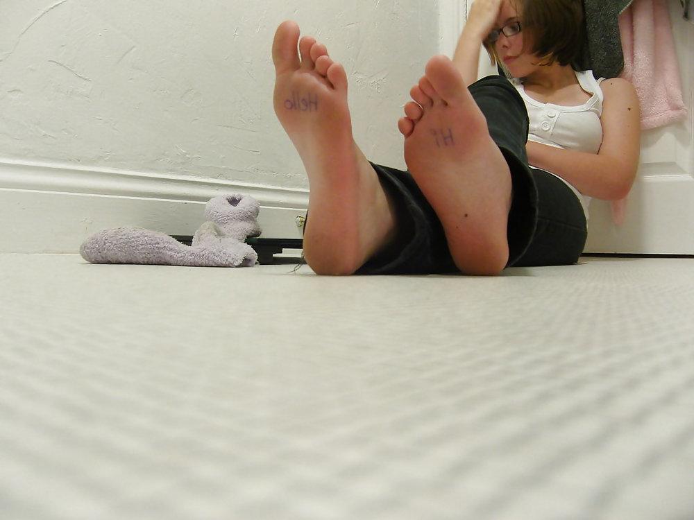 25P Amateur Candid Teen Feet 2