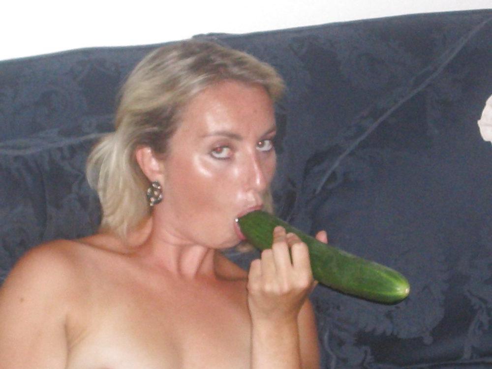 20P Amateur wife in stockings plays with veggies and dildo