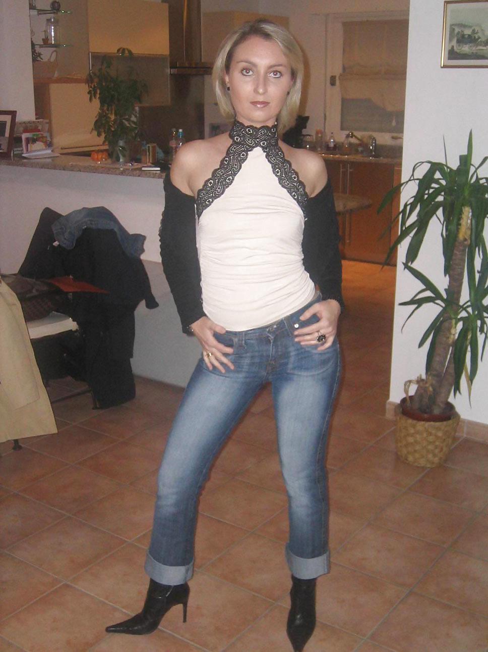 20P Amateur wife in stockings plays with veggies and dildo