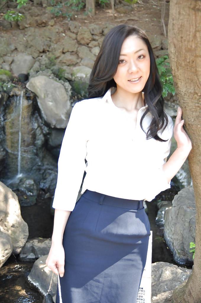 16P Asian milf Saeko Kojima is demonstrating her ass while outdoor