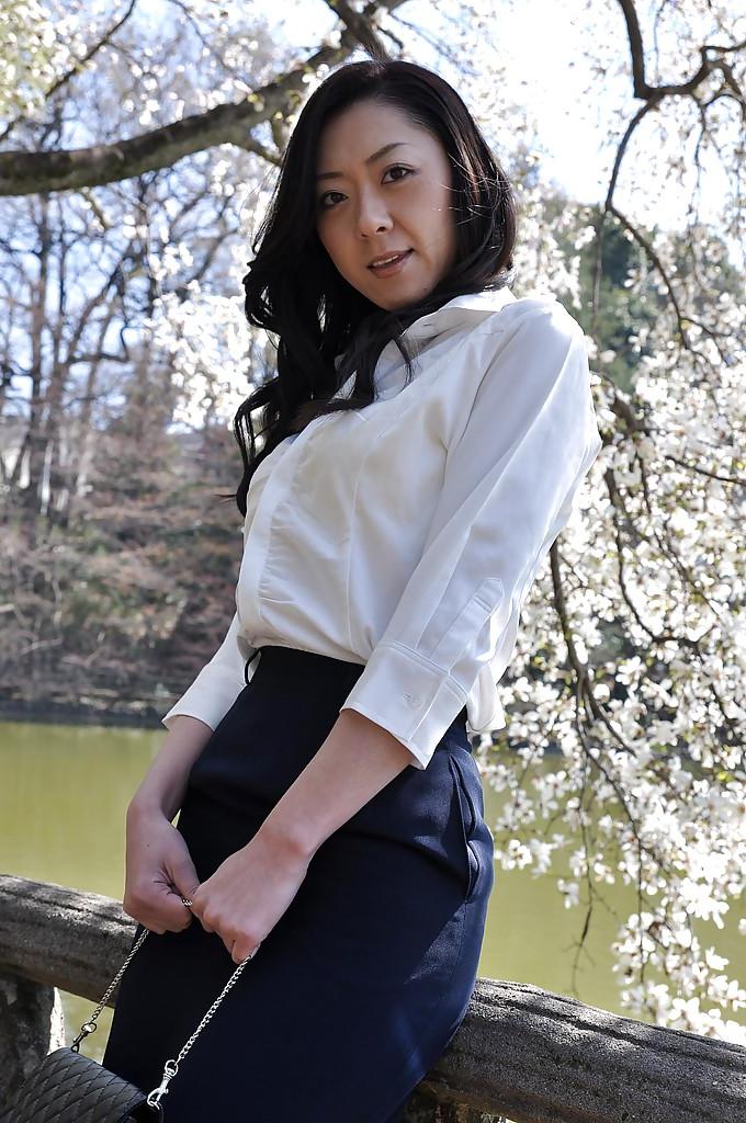 16P Asian milf Saeko Kojima is demonstrating her ass while outdoor