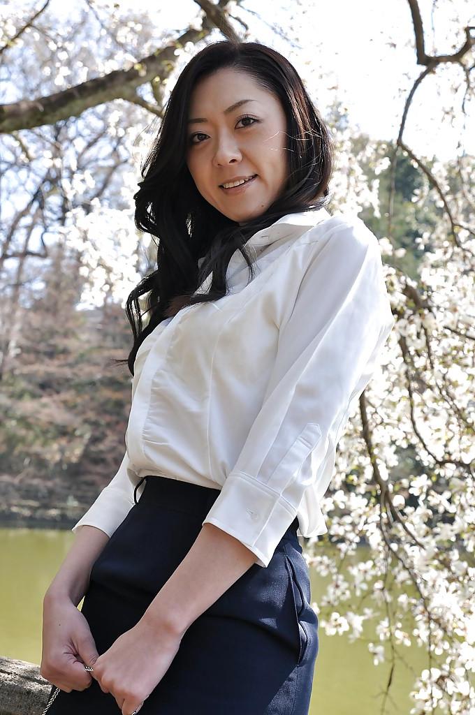 16P Asian milf Saeko Kojima is demonstrating her ass while outdoor