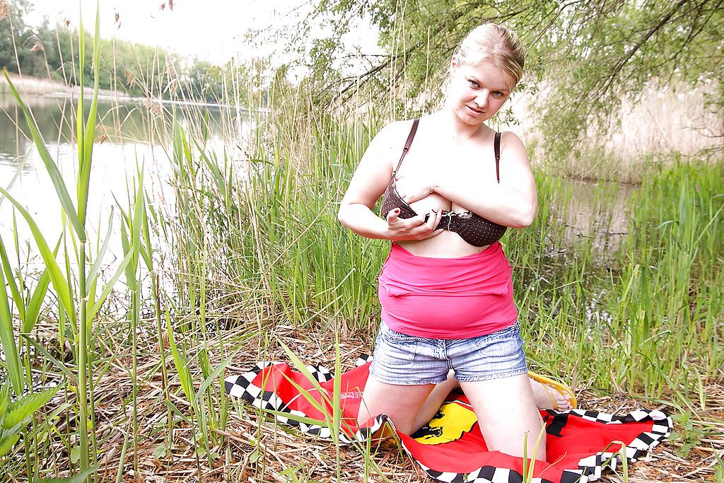 16P Sima is such a trashy fat bitch who will strip outdoors for pussy play
