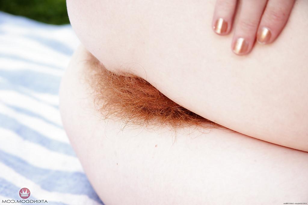 16P Redheaded mommy Ana Molly exposing barefeet and hairy beaver outdoors