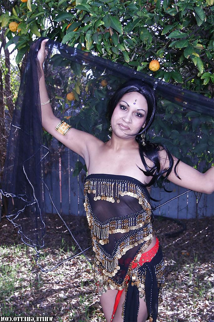 16P Naughty indian ladie on high heels revealing her nice tits outdoor