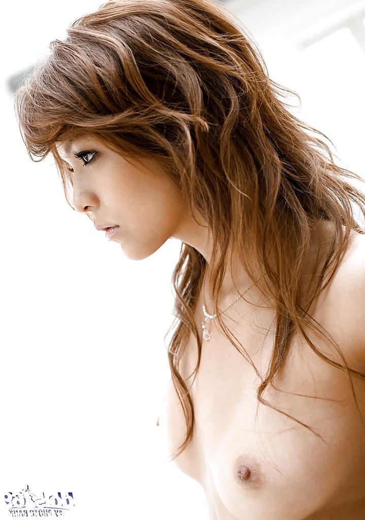15P Alluring asian babe slipping off her lingerie and posing naked