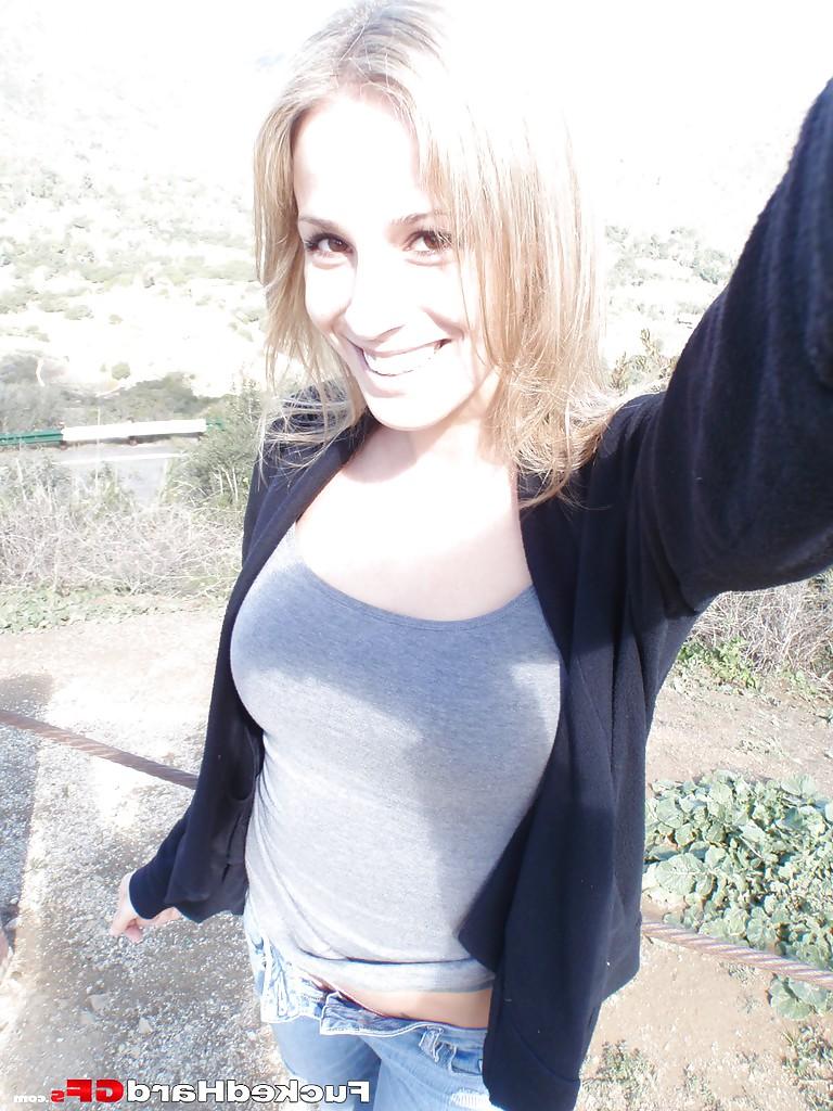 16P Amateur cutie Jas heads outdoors to strip off for naked self shots