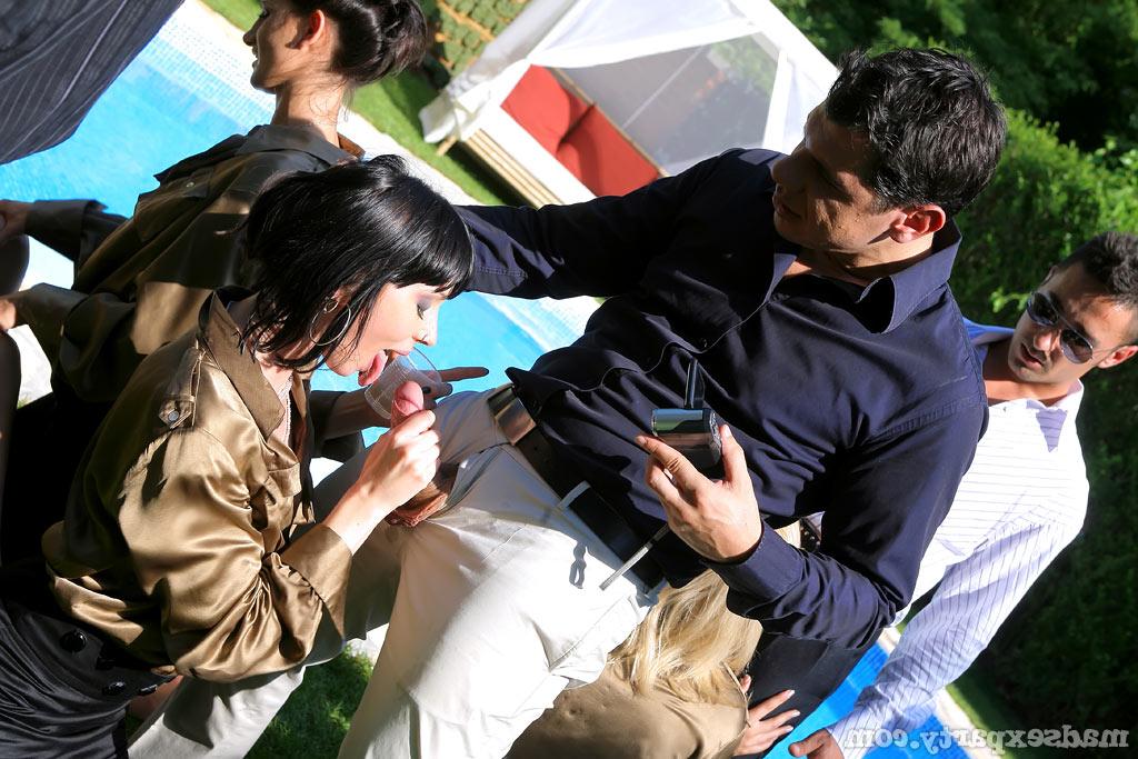 16P Seductive babe Jasmine Luna Gold is into wild sex party outdoor