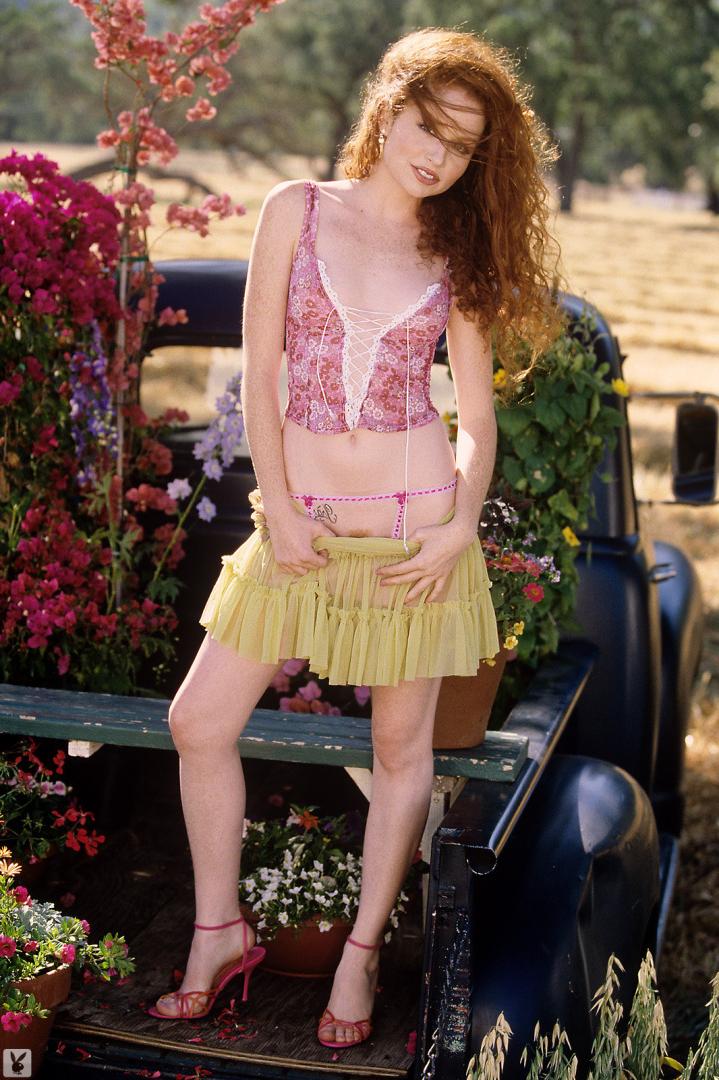 11P Natural redhead Scarlett Keegan removes skirt to pose naked in heels outdoors