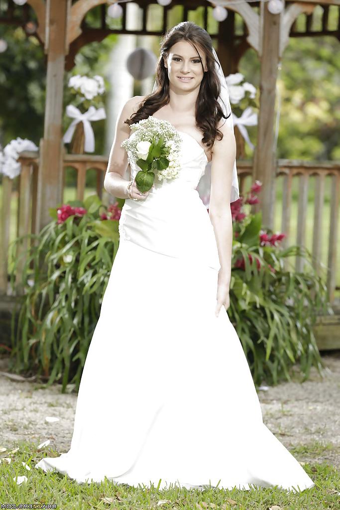 16P Solo girl Kymberlee Anne sheds wedding dress to expose big boobs outdoors