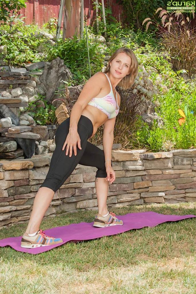16P Mature slut Melissa Rose is doing some hot exercises outdoor
