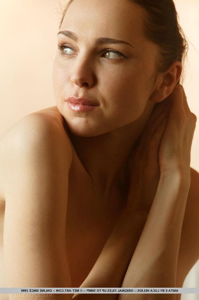 18P Brunette beauty Anita E displays her gorgeous nude body for you