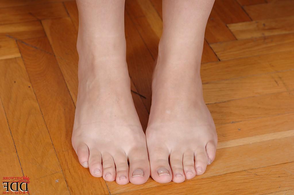 16P Alluring amateur strips down to expose her pussy and sexy soles