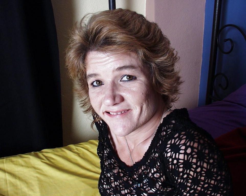 25P Amateur hairy granny dildoing