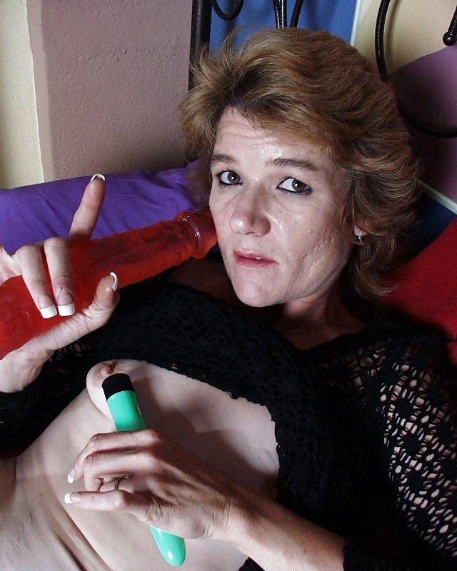 25P Amateur hairy granny dildoing