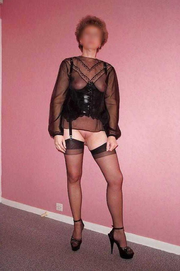 13P French amateur MILF in black FF-Nylons 