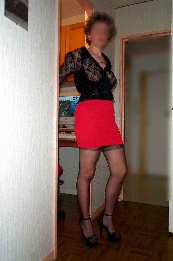 13P French amateur MILF in black FF-Nylons 