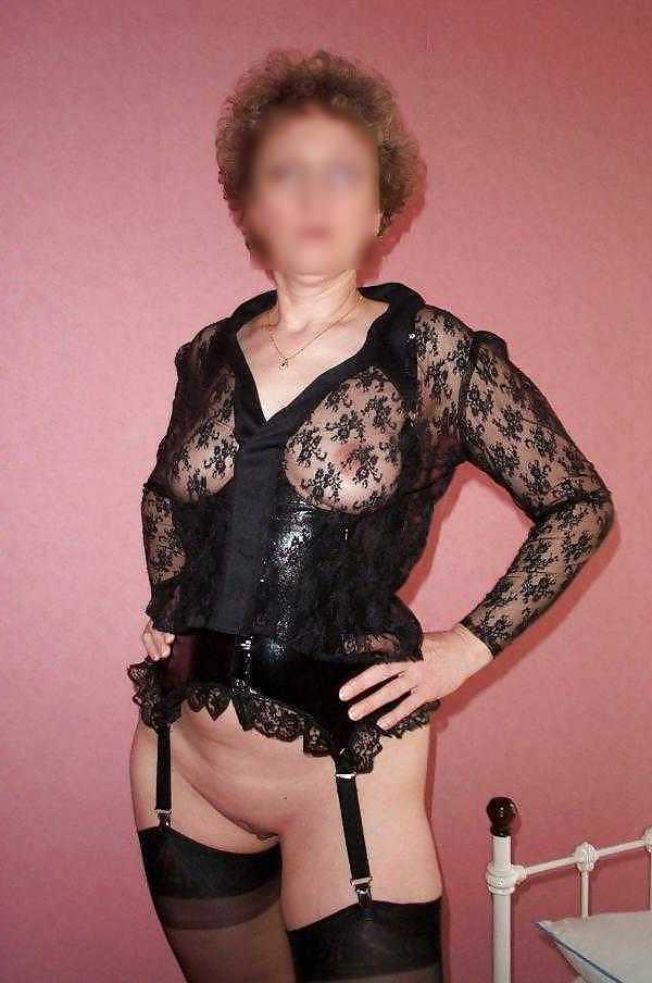13P French amateur MILF in black FF-Nylons 