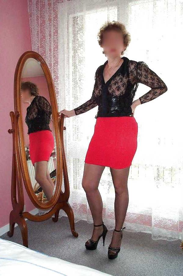 13P French amateur MILF in black FF-Nylons 
