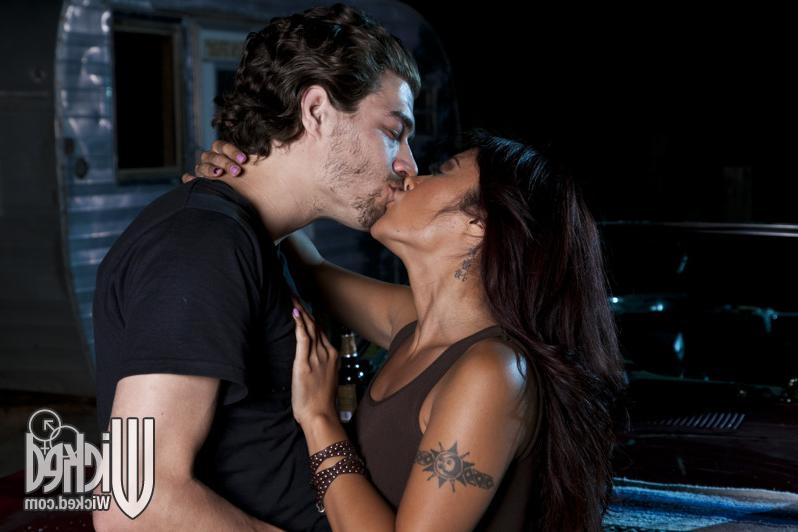 12P Die verführerische asiatische MILF Kaylani Lei wird im Freien hart gevögelt