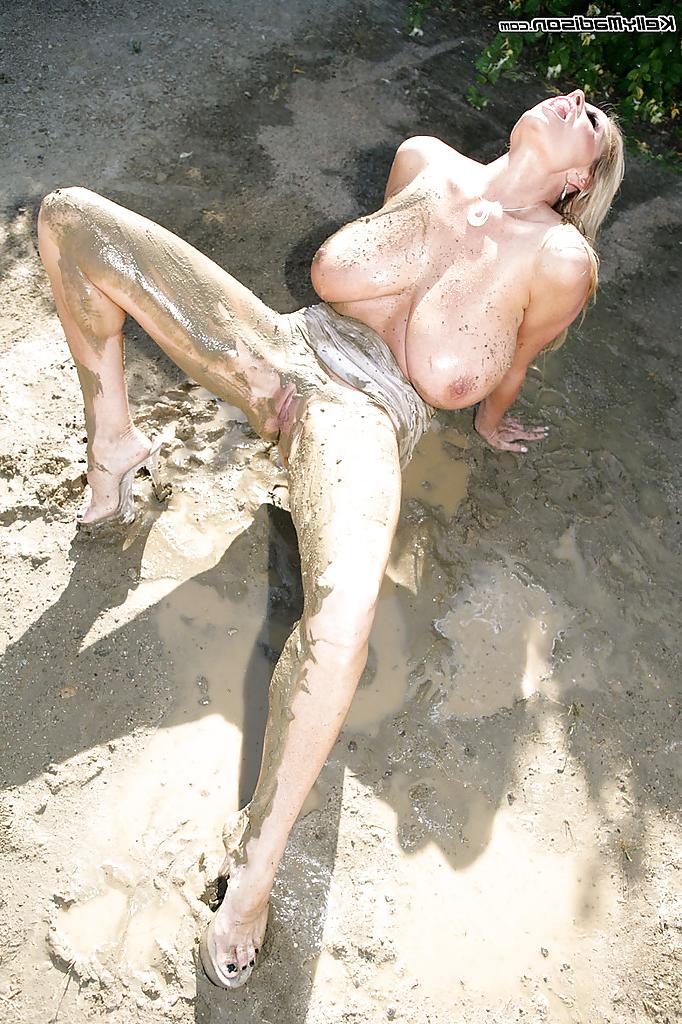 16P Kelly Madison does some amazing posing outdoor in her backyard
