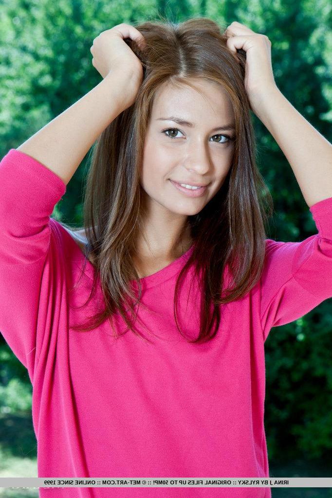 18P Pictures of brunette goddess Irina J totally nude just for you