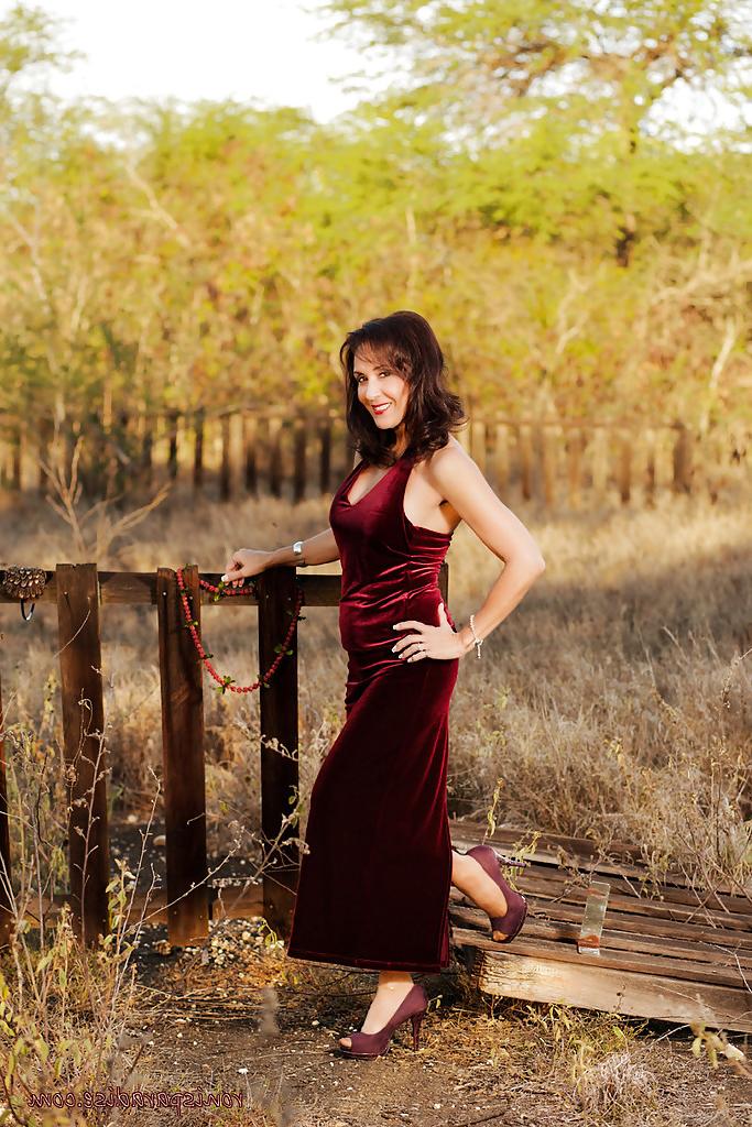 16P Mature whore Roni is ready to get naked outdoors specially for you