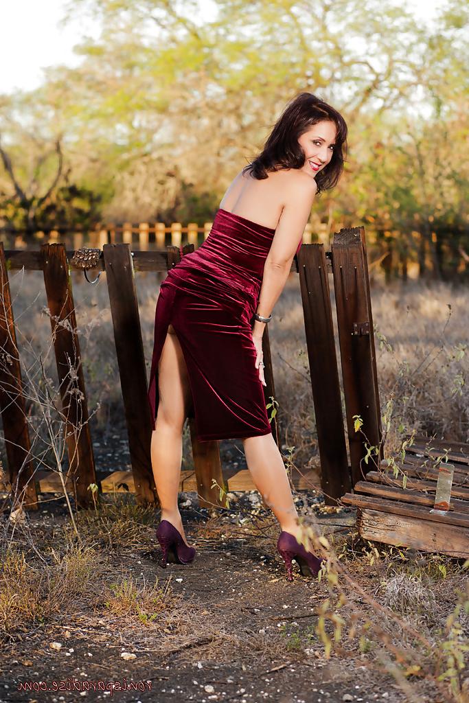 16P Mature whore Roni is ready to get naked outdoors specially for you