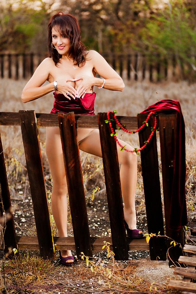 16P Mature whore Roni is ready to get naked outdoors specially for you