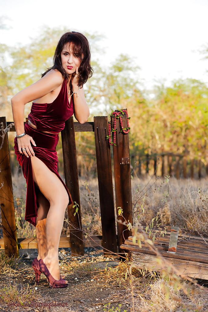 16P Mature whore Roni is ready to get naked outdoors specially for you