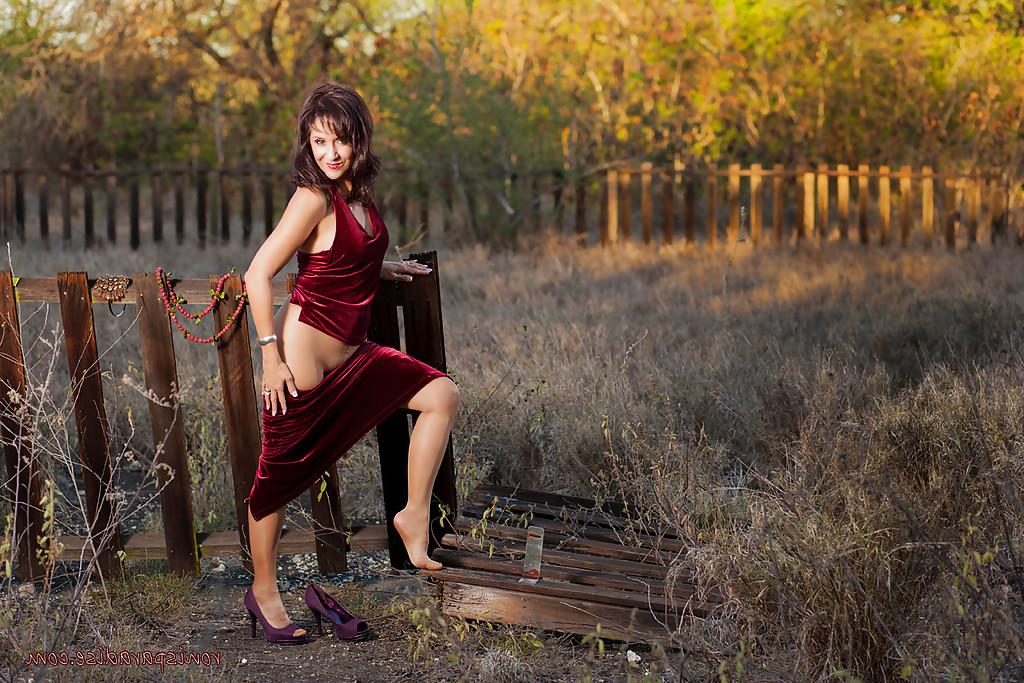 16P Mature whore Roni is ready to get naked outdoors specially for you