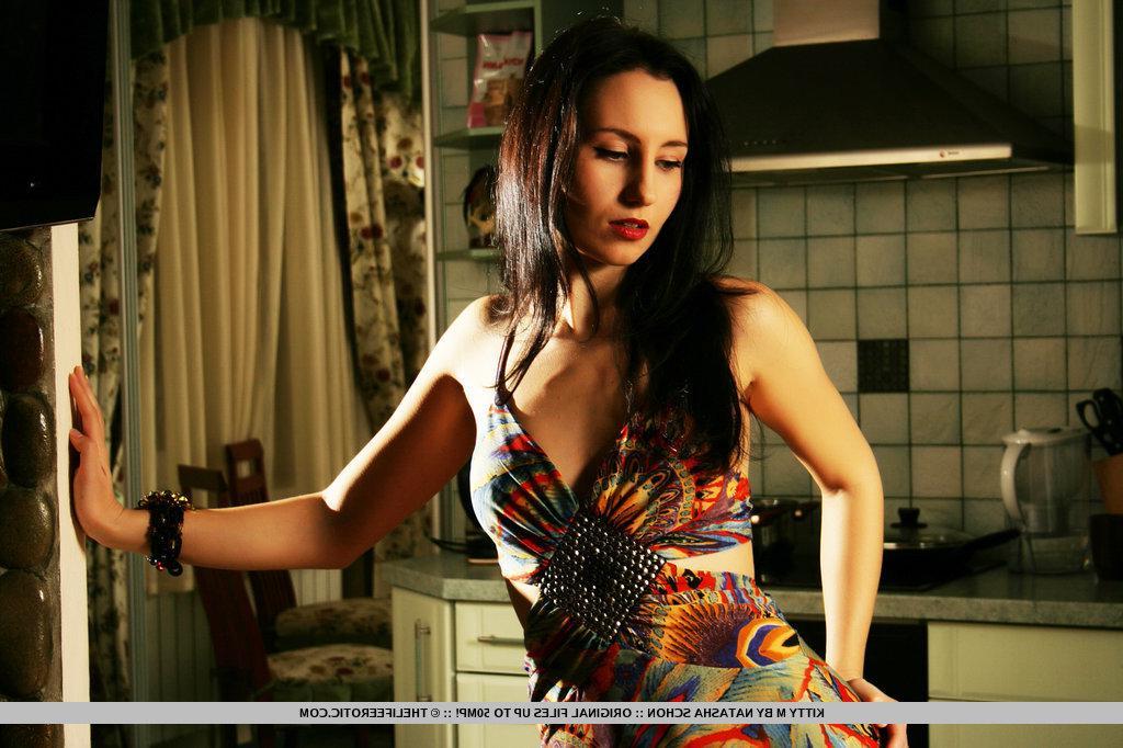 16P Pictures of Kitty M showing her hot naked body