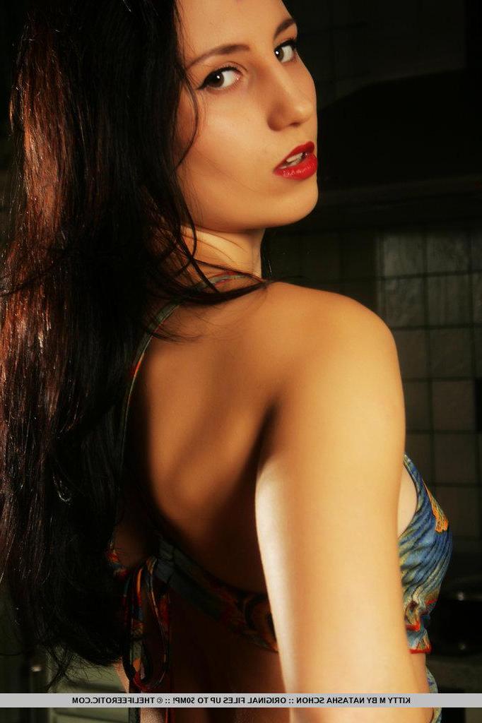 16P Pictures of Kitty M showing her hot naked body