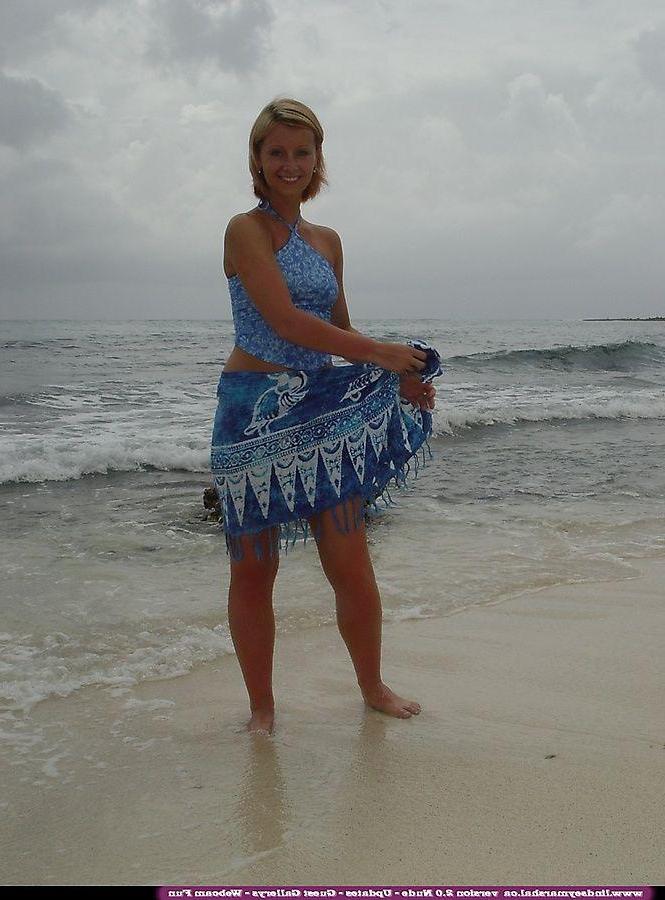 20P Pictures of Lindsey Marshal all nude on a beach