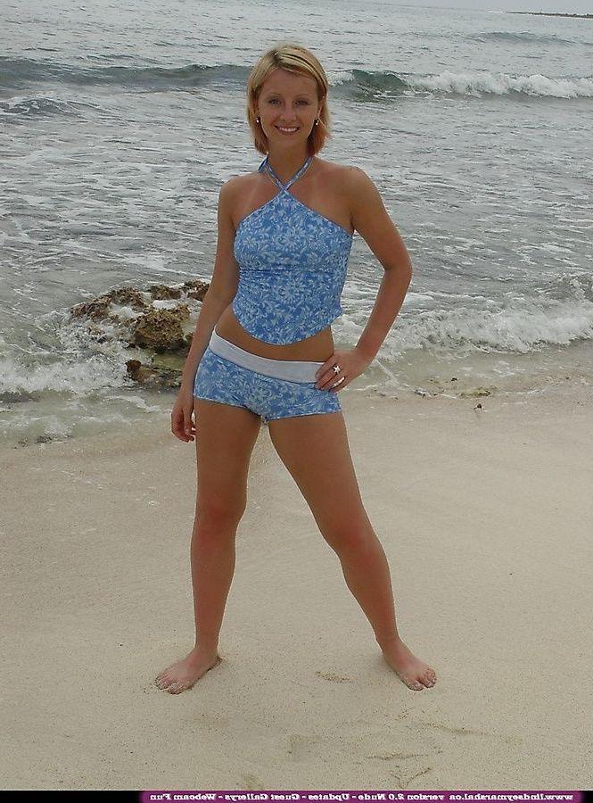 20P Pictures of Lindsey Marshal all nude on a beach