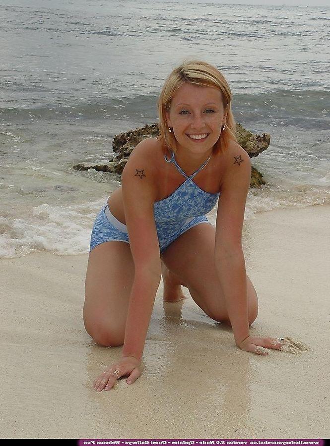 20P Pictures of Lindsey Marshal all nude on a beach