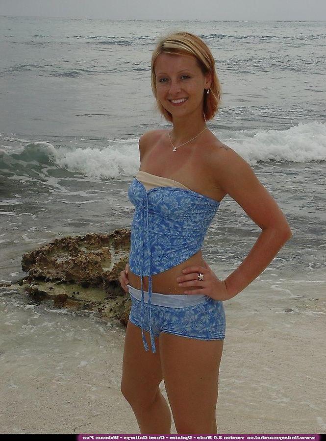 20P Pictures of Lindsey Marshal all nude on a beach