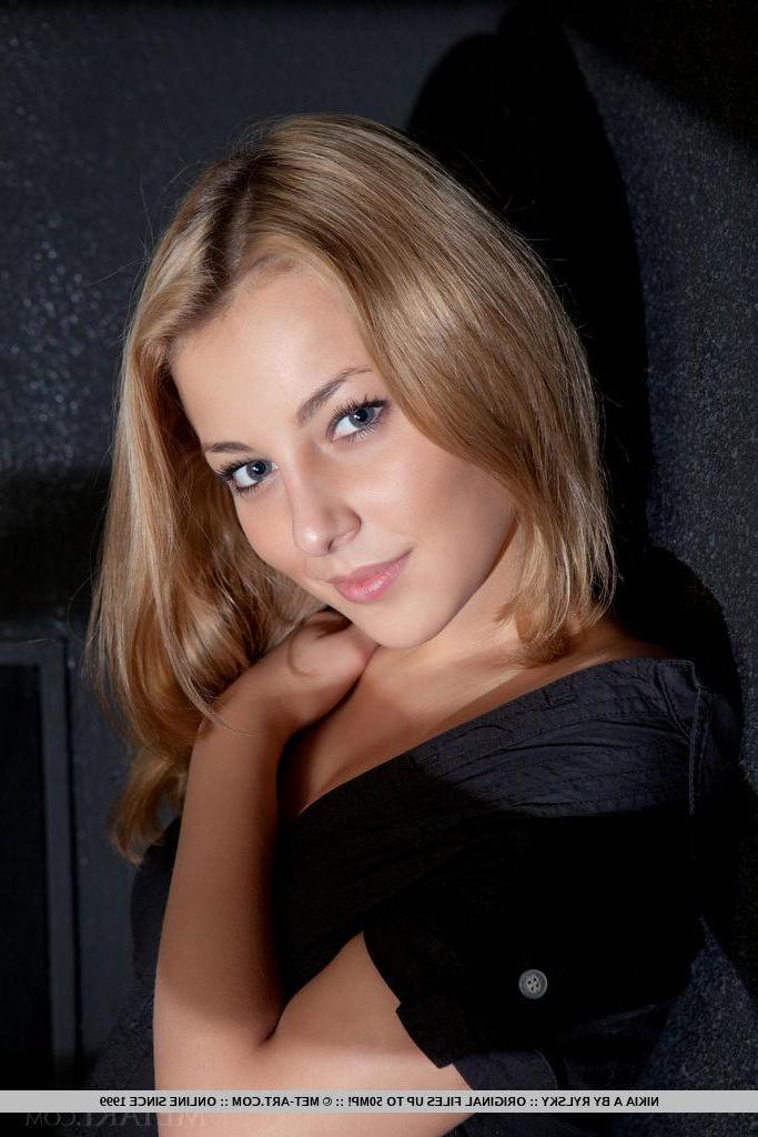 18P Alluring Nikia A strips baring her gorgeous body and smooth pussy