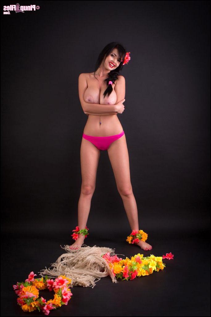 15P Das Pinup-Babe Sha Rizel zeigt ihre riesigen, ganz natürlichen 32H-Höschen