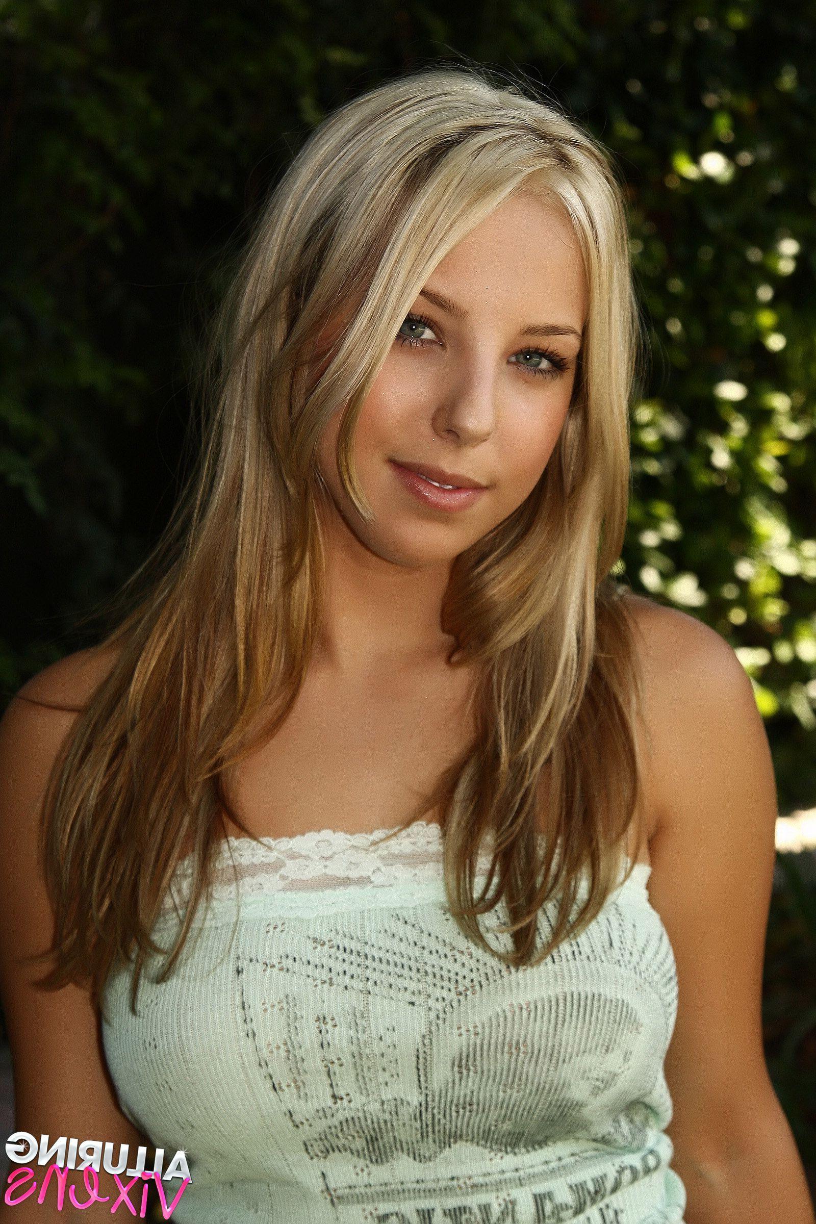 20P Pictures of a gorgeous blond teen teasing with her body