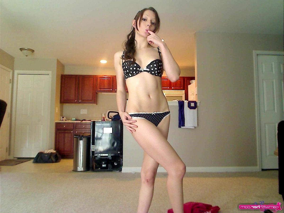 12P Alluring cam girl Alara in a sexy polka dots outfit