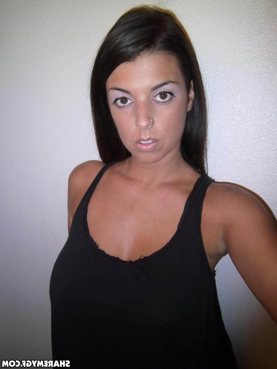20P Hot brunette GF takes selfies of her round boobs and ass