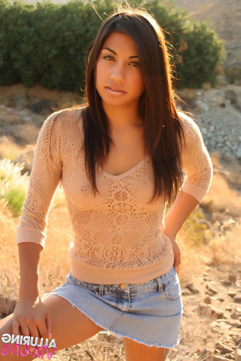 12P Perky babe Britt teases outdoors in her skimpy little outfits