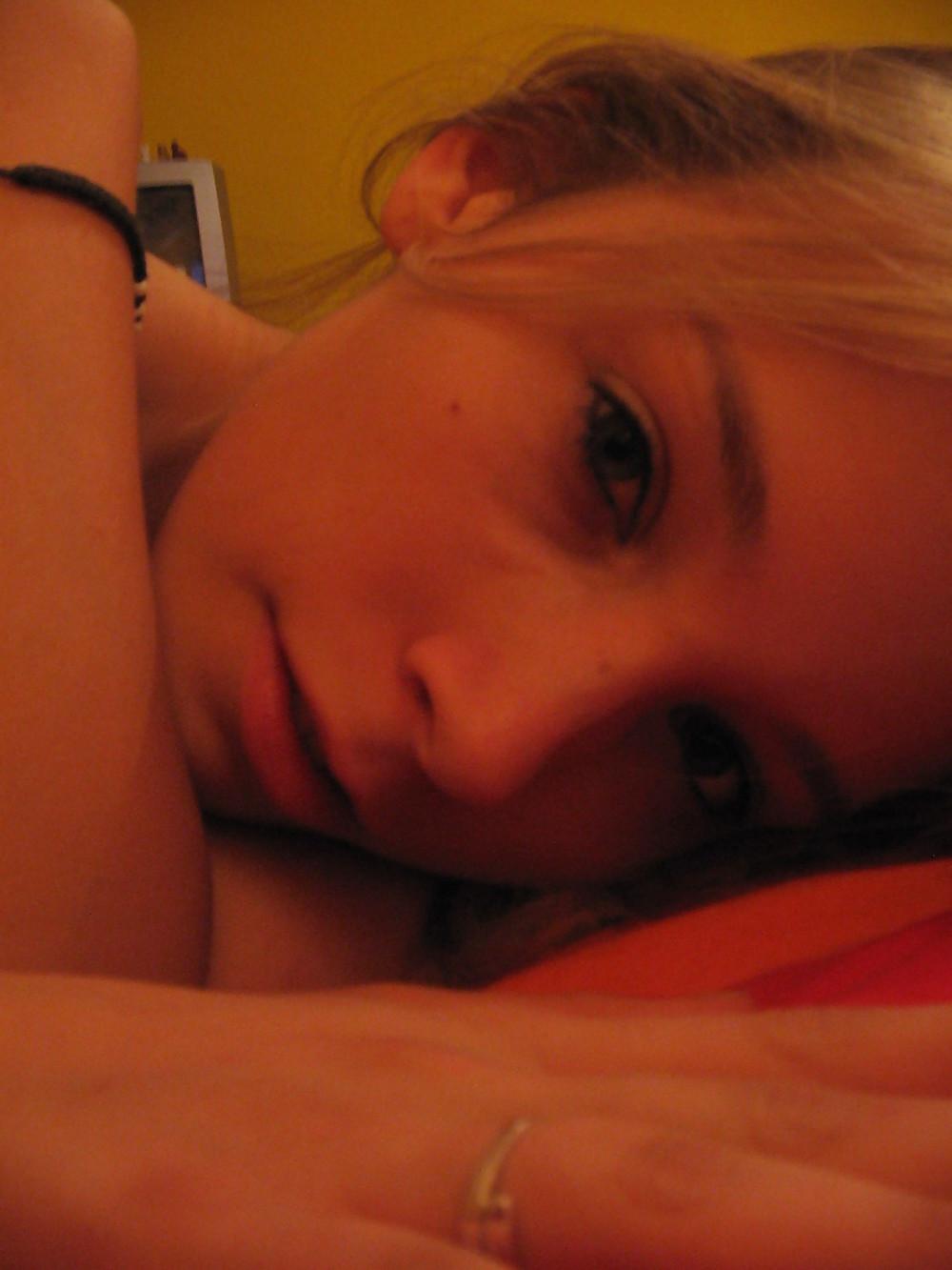25P Sexy teen amateur exposes her beauty