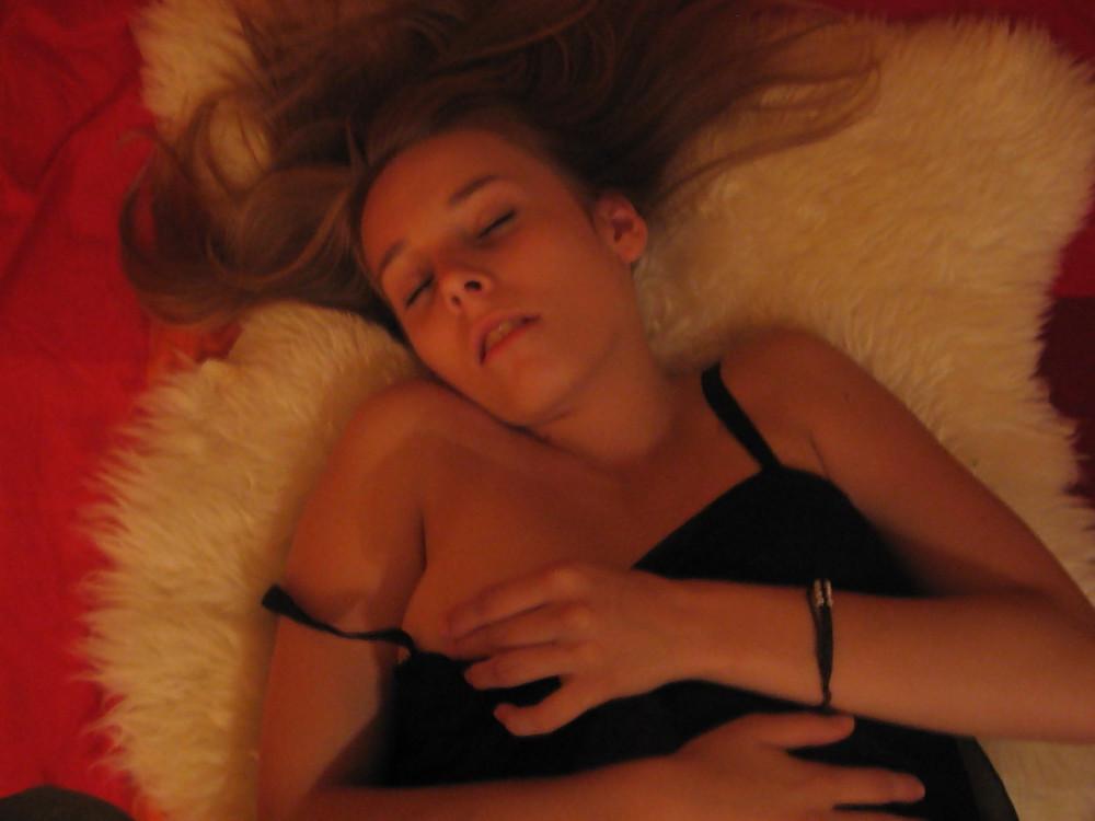 25P Sexy teen amateur exposes her beauty