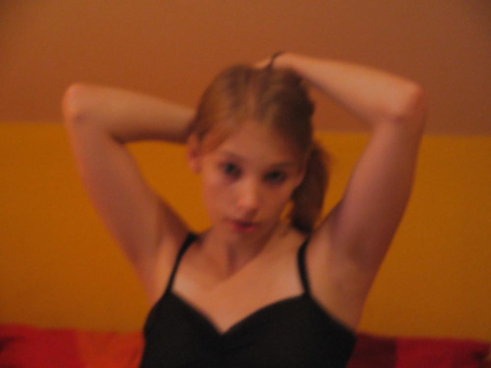 25P Sexy teen amateur exposes her beauty